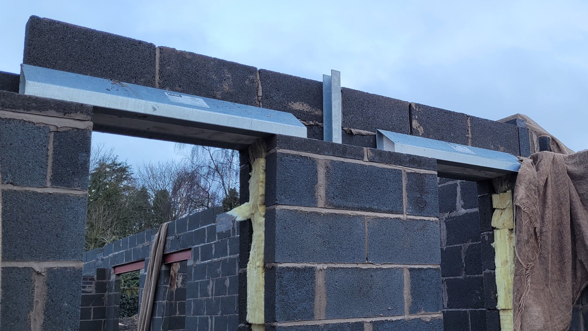 Installation of a Earl 150-S 1.2m standard duty 150mm cavity wall lintel next to a windpost