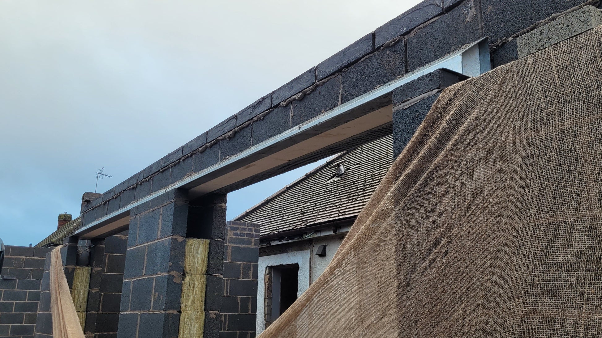 Installation of a Earl 150-S 2.4m standard duty 150mm cavity wall lintel